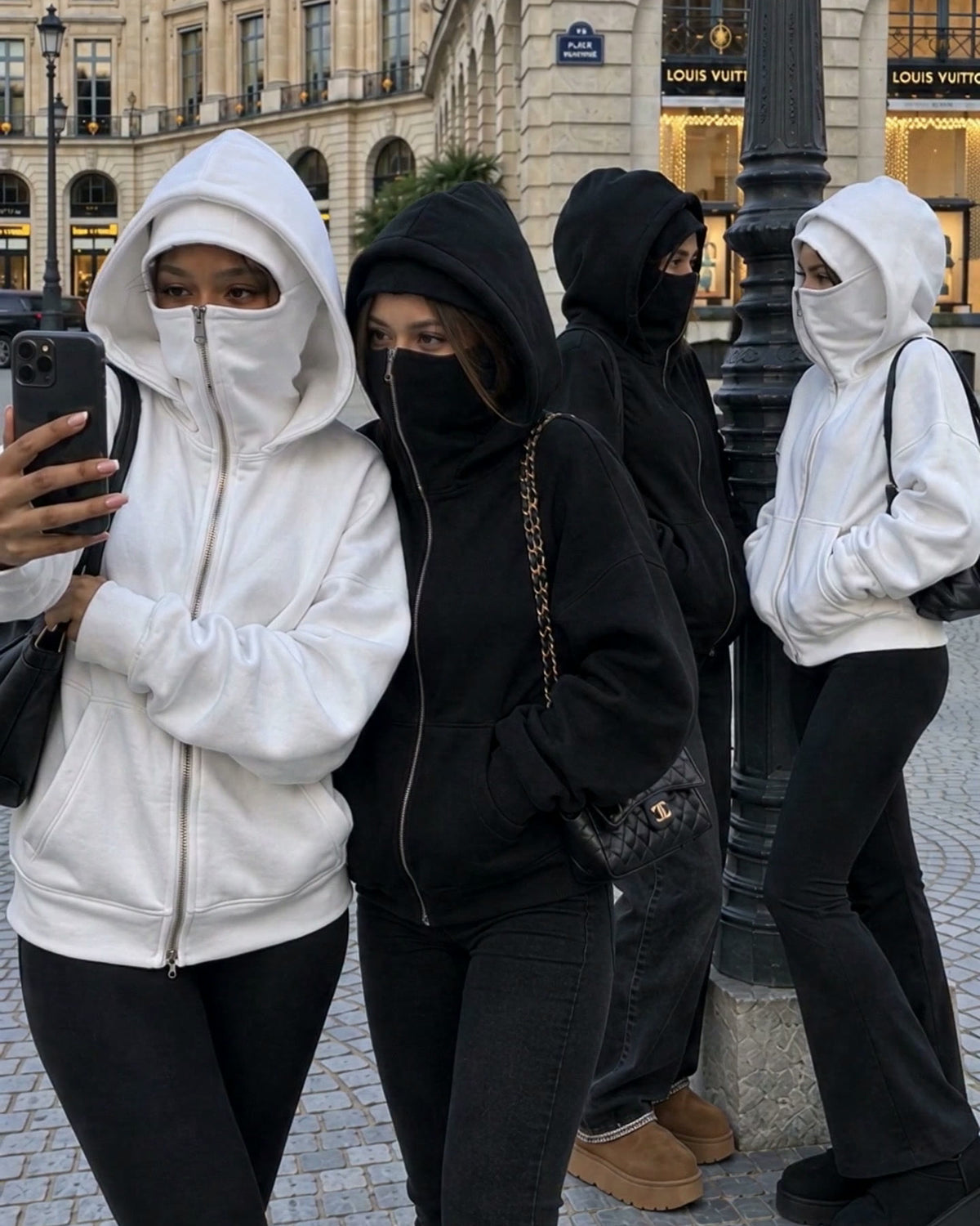 Sweats NOFACE PARIS blancs et noirs portés par des filles place Vendôme