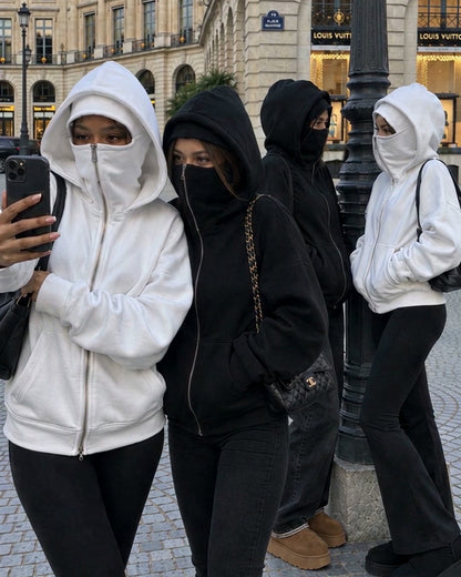 Sweats NOFACE PARIS blancs et noirs portés par des filles place Vendôme