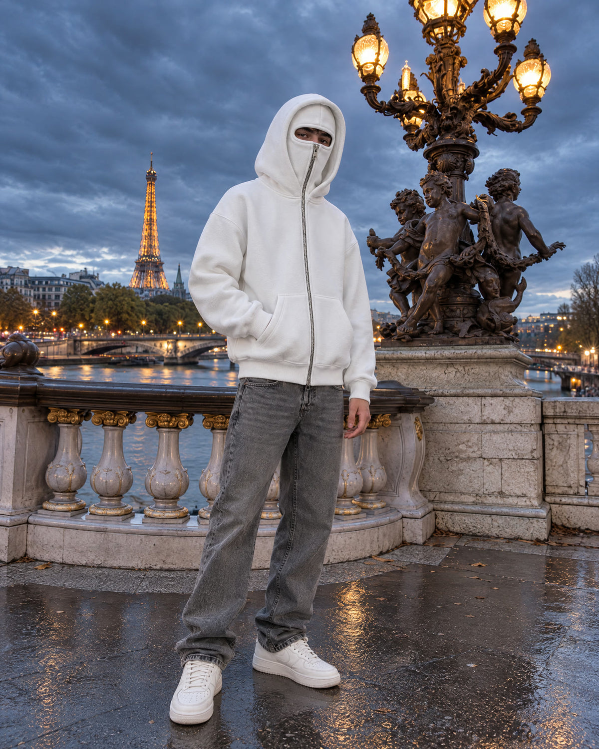 Sweat NOFACE PARIS blanc porté, cagoule fermée, pont Alexandre-III