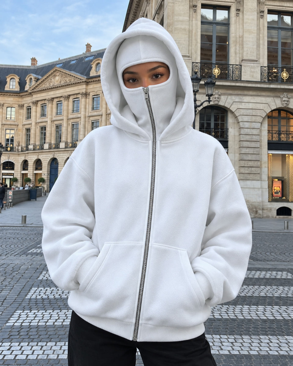Sweat NOFACE PARIS blanc porté par une fille, place Vendôme