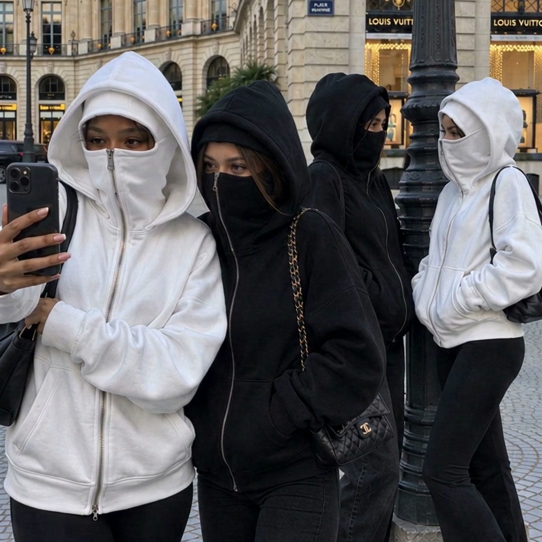 Sweats NOFACE PARIS blanc et noir portés place Vendôme