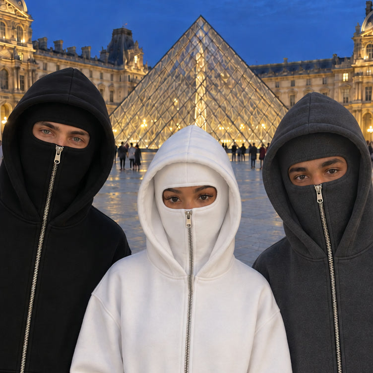 Sweats NOFACE PARIS noir, blanc et gris foncé portés devant le Louvre